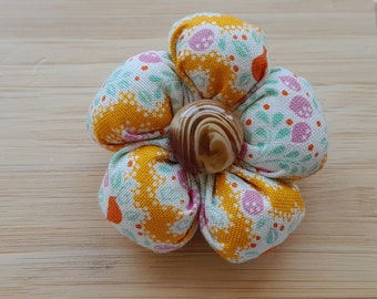 Broche en tissu tilda en forme de fleur, fleur Kanzashi fait main, bouton, épingle, cadeau Noël, fête des Mères, anniversaire, à offrir