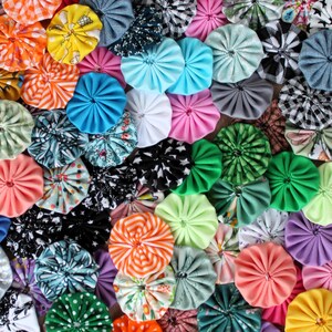 30 handgefertigte Yoyo-Stoffblumen, Farben Ihrer Wahl, 4 cm, Scrapbooking und Kartenverzierung, Applikation, Nähen, DIY, Personalisierung