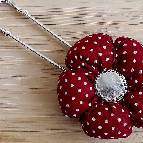 Broche en tissu bordeaux à pois en forme de fleur, fleur Kanzashi fait main, grande épingle, cadeau Noël, fête des Mères, anniversaire