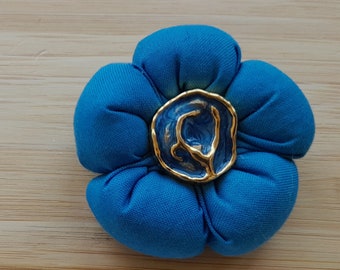 Broche en tissu bleu en forme de fleur, fleur Kanzashi fait main, bouton, épingle, cadeau Noël, fête des Mères, anniversaire, à offrir