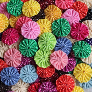 30 FLEUR en tissu à pois fait main Yoyo, fleur multicolore 4 cm, embellissement scrapbooking et carte, applique, couture, DIY, customisation