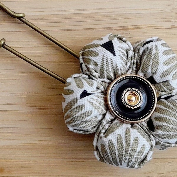 Broche en tissu beige, or et noir en forme de fleur, fleur Kanzashi fait main, grande épingle, cadeau Noël, fête des Mères, anniversaire