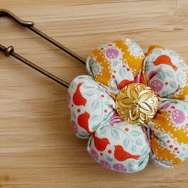 Broche en tissu beige brun en forme de fleur, fleur Kanzashi fait main, grande épingle, cadeau Noël, fête des Mères, anniversaire, à offrir