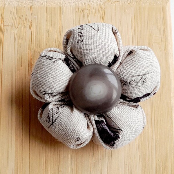 Broche en tissu beige en forme de fleur, fleur Kanzashi fait main, bouton, épingle, cadeau Noël, fête des Mères, anniversaire, à offrir