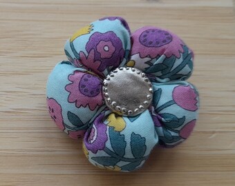 Broche en tissu fleuri en forme de fleur, fleur Kanzashi fait main, bouton, épingle, cadeau Noël, fête des Mères, anniversaire, à offrir