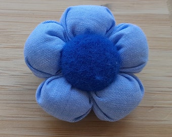 Broche en tissu bleu en forme de fleur, fleur Kanzashi fait main, bouton, épingle, cadeau Noël, fête des Mères, anniversaire, à offrir