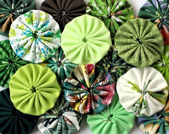 Fleur 4 cm en tissu fait main Yoyo : lot de 18 fleurs ton vert, embellissement scrapbooking et carterie, fourniture couture, customisation