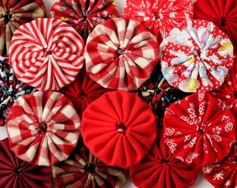 Fleur 4 cm en tissu fait main Yoyo : lot de 18 fleurs ton rouge, embellissement scrapbooking et carterie, couture, customisation, applique