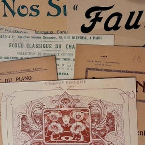 Puede incluir: Una colección de partituras antiguas con diversas tipografías e ilustraciones. Los papeles incluyen textos como Nos Si, Fau, Ecole Classique du Chant y A Madame E. Marnotte, con un diseño gráfico floral rojo muy detallado.