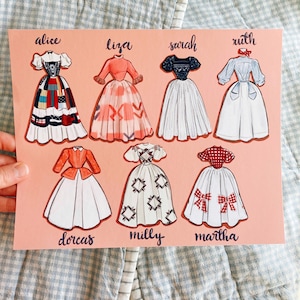 Puede incluir: Un fondo rosa con nueve muñecas de papel que llevan diferentes vestidos. Cada muñeca tiene un nombre escrito debajo: Alice, Liza, Sarah, Ruth, Dorcas, Milly, Martha.