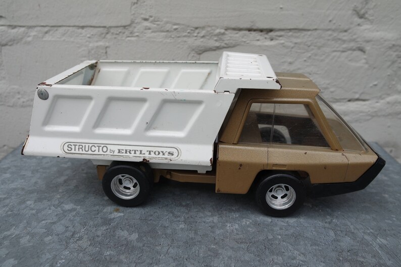 structo by ertl toys