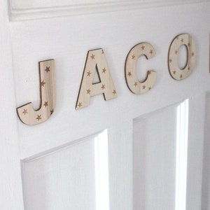 Letras de puerta de estrella para niños, letreros de madera de la puerta del dormitorio. Letras grandes del nombre de los niños, placa del nombre de la guardería.