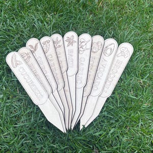Wooden Garden Markers – Engraved Herb & Vegetable Plant Labels – Wooden Plant Stakes for Herb Garden, Veg Patch, Garden Gift