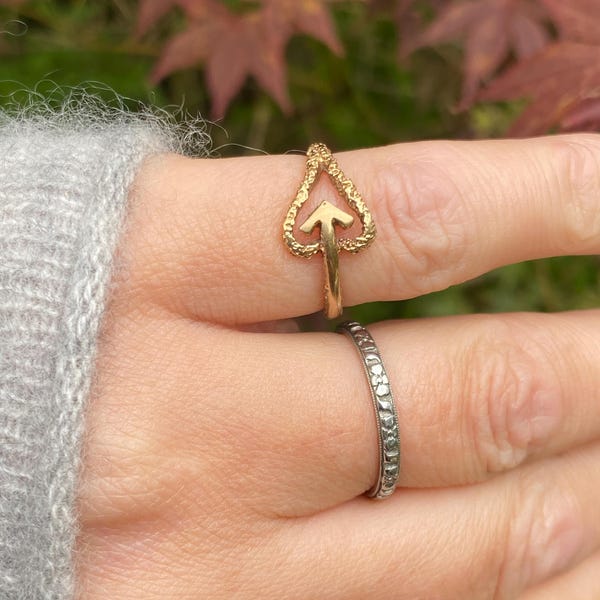 Vintage ~ Arrow Heart 9ct gold Band ~ Ring Size M / 6
