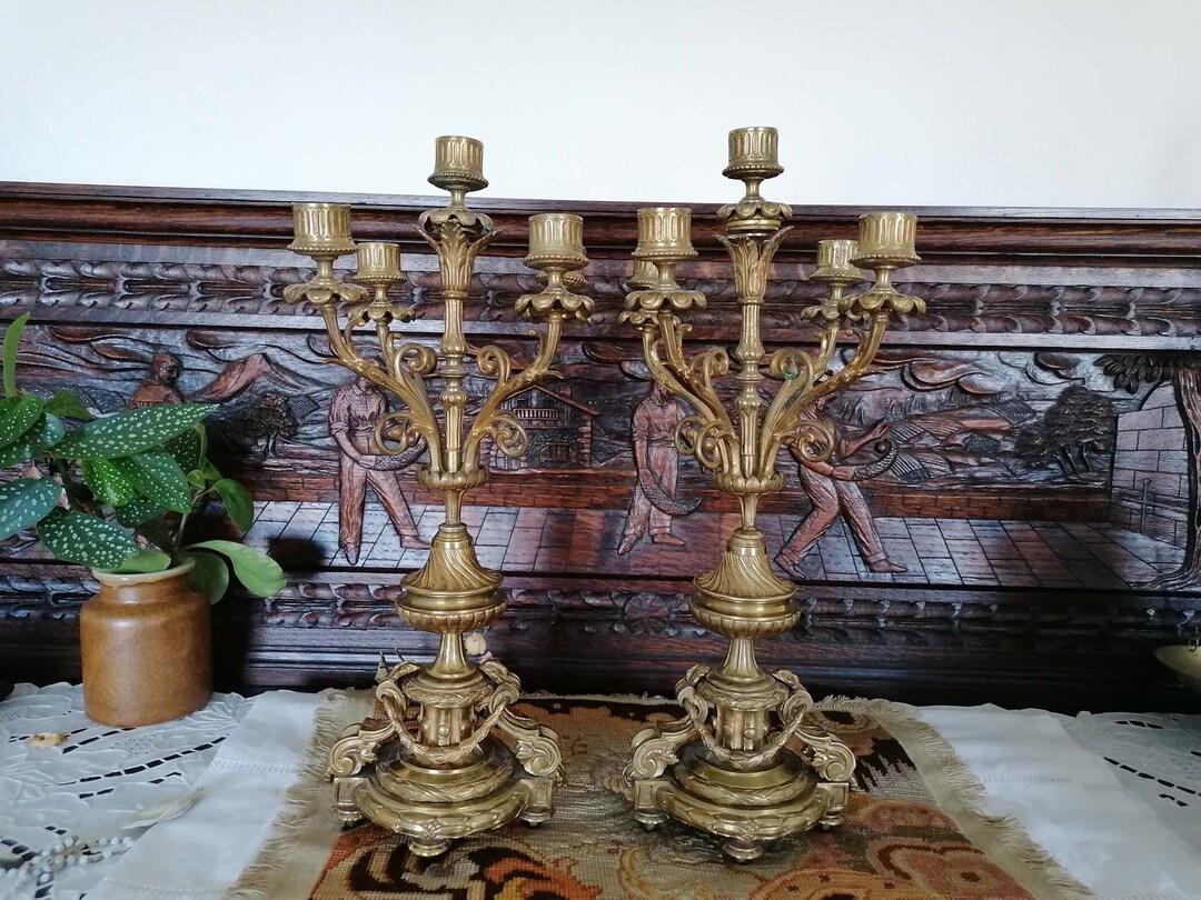 Bougeoir Ancien En Bronze - Décor Fleurs De Lys Et Tête - Sans Marque
