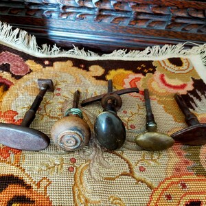 Klamki do drzwi w stylu vintage, wykonane z brązu, żelaza i drewna, francuskie, z lat 30. i 40. XX wieku. Pamiątka tradycyjnego życia.