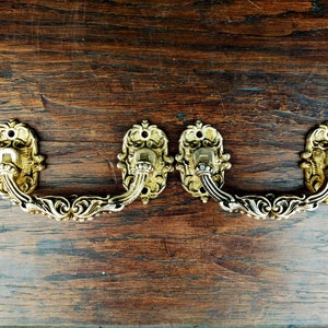 Alte Bronzegriffe (ein Paar), Louis XVI-Stil, Vintage antiker Lux-Möbel-Schubladengriff, Souvenir des traditionellen Lebens.A07