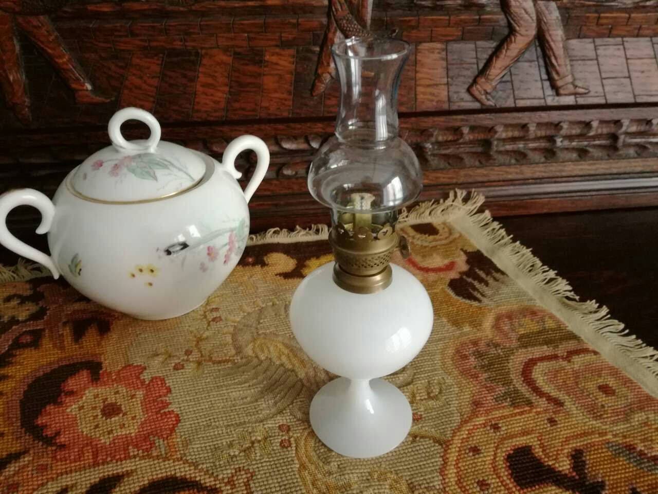 L'ancienne Lampe Kérosène, en Verre Blanc et Bronze.vintage Des Années 1980S.