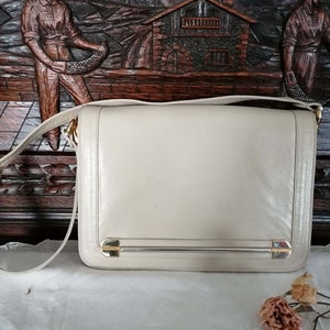 White lambskin shoulder bag, classic women&#39;s style, handmade without any remarks.
