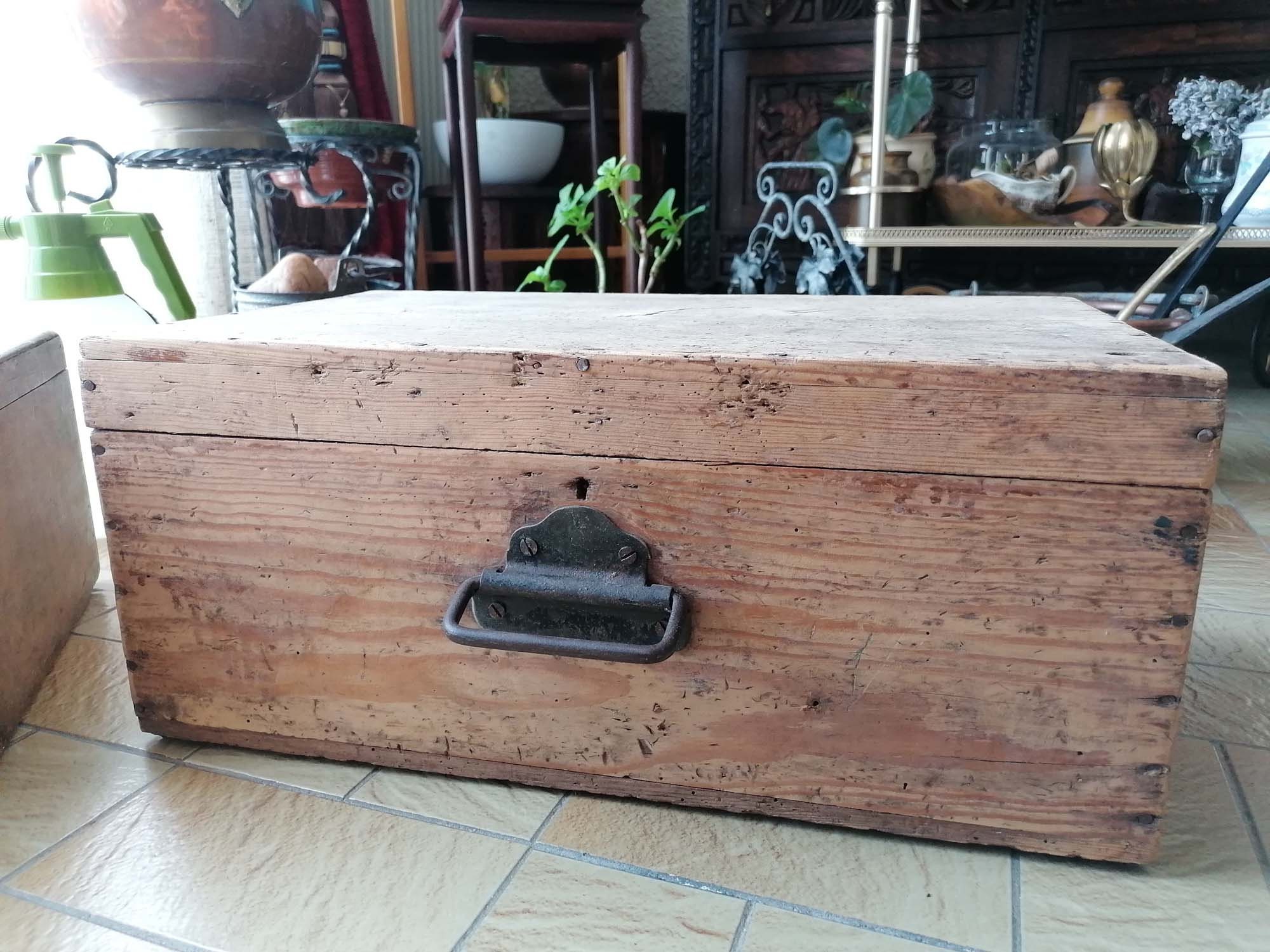 L'antique Coffret à Rangement, en Bois et Métal.collection Française.vintage Des Années 1950S.