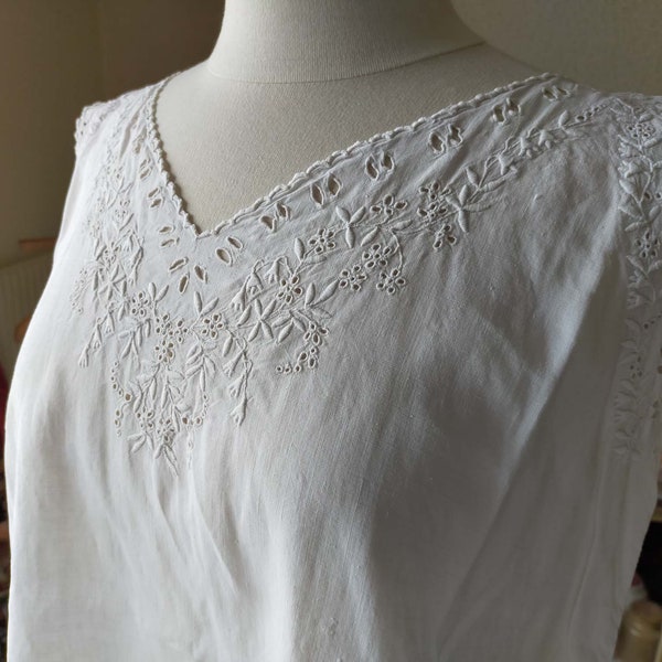 Vintage Chemise de nuit romantique,Robe de nuit en coton et lin,Pyjama sans manches.Dentelle brodé à la main,Souvenir de vie traditionnelle.