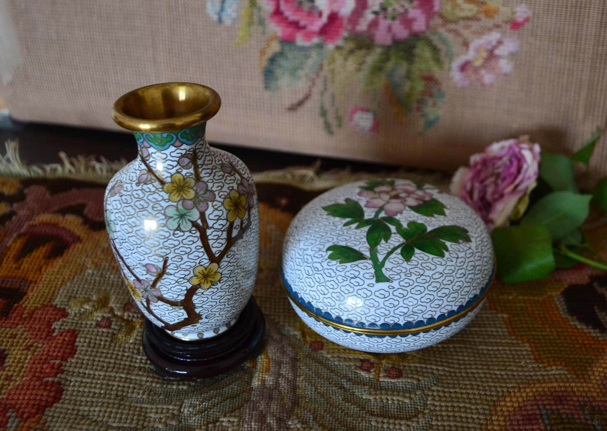 Deux Exquise Conçu en Cloisonné Chinois Émail sur Laiton, Un Vase et Une Boite.vintage de La Chine D