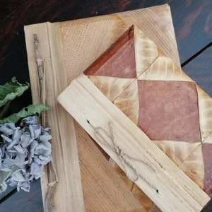 Op de afbeelding: Een handgemaakt houten dagboek met een natuurlijke houten kaft en een decoratieve bruine en beige bedrukte kaft. Het dagboek is dichtgebonden met een natuurlijke touwtje.