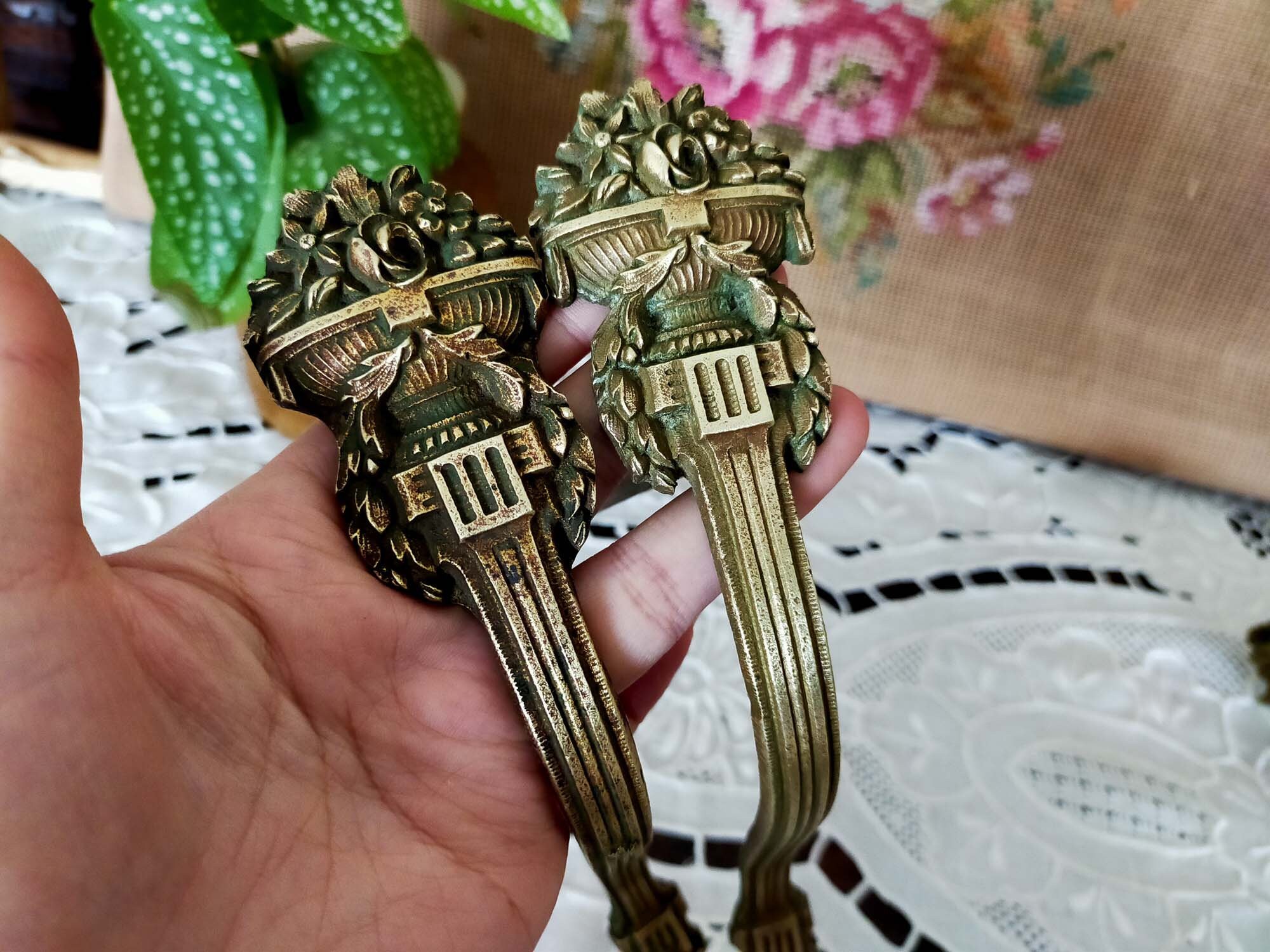 Un Paire de Antique Rideau Pôle Titulaires Étagère Murale Supports, Retenues Embrasses Rideaux, Vint