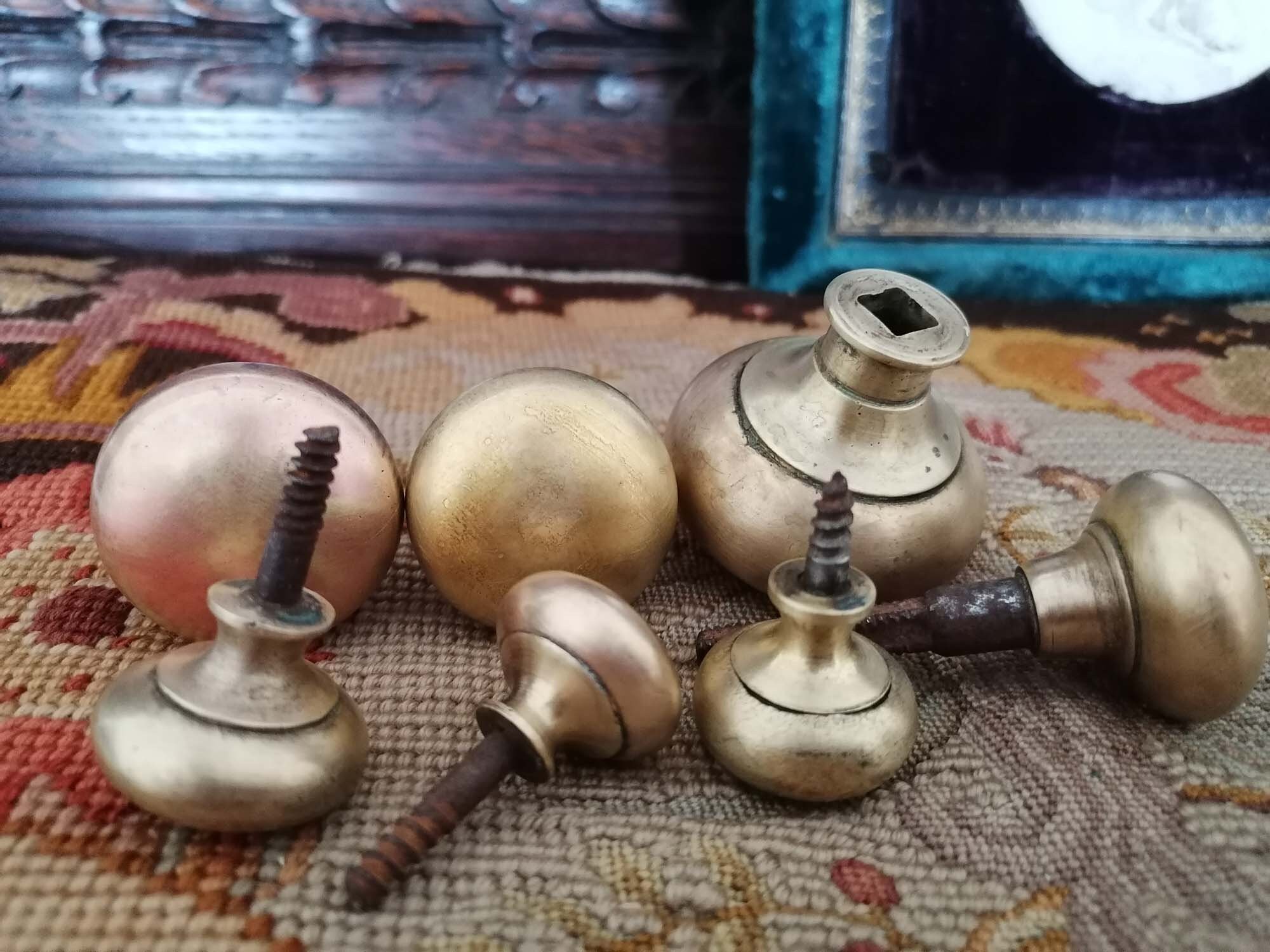 L'ensemble de 7Pcs Boutons Ronds Poignée La Porte ou Tiroir en Bronze. Vintage Français Des Années 1