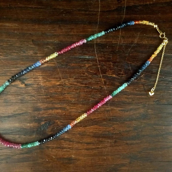 Collier LUX en perles de rubis, saphir, émeraude véritable Naturelle.Connecteur en perles en argent 925 doré.