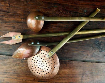 Utensilios de cobre auténticos vintage, juego de 4 piezas, cuchara, cucharón, tenedor, colador. Cocina francesa, granja francesa.A03
