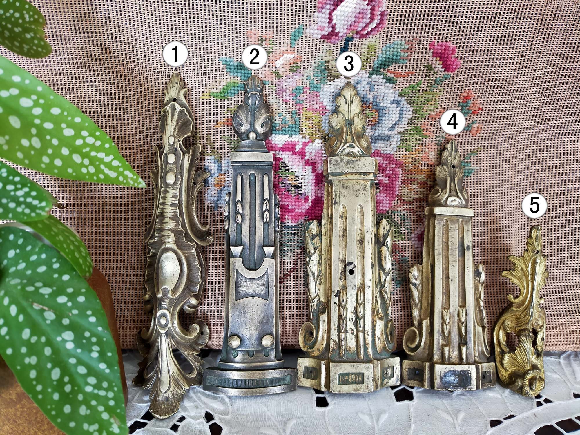 Une Série d'ornements Mobiliers Antiques Français, en Bronze Doré.style Louis Xvi.fronton de Meubles