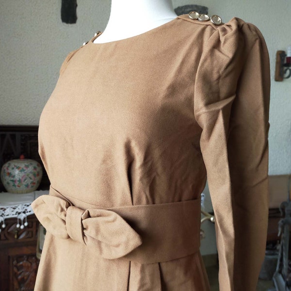 Vintage Robe en Étoffe de laine,Doublure en soie,Ceinture à nœud.Robe qui se ferme dans le dos.Souvenir de la vie traditionnelle.