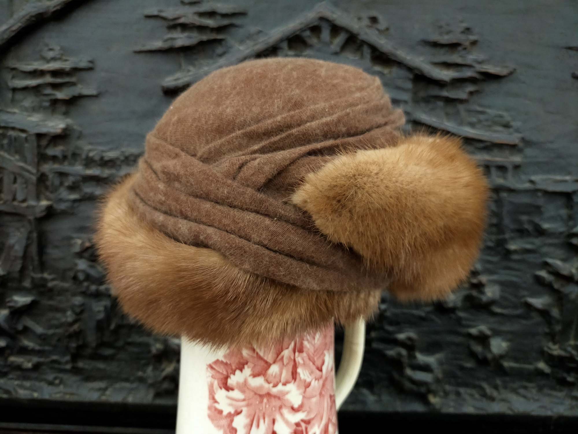 Vintage Woman display picture 1