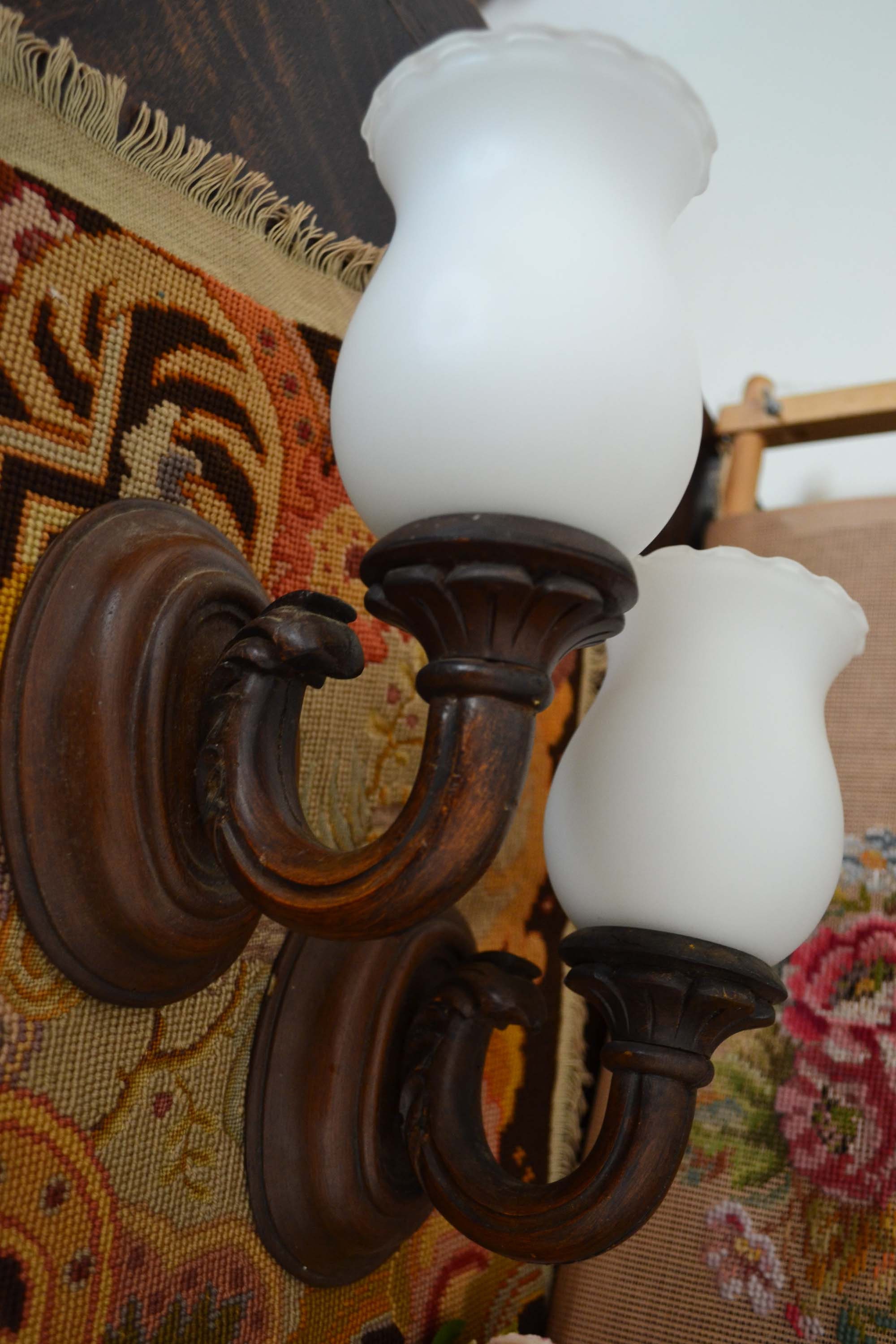 Un Paire de Applique Murale Esprit Art Déco Tulipe en Verre Dépoli, Vintage Français Époque Des Anné