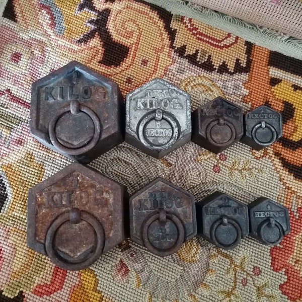 Former rustic French iron balance weight, series of cast iron weights. Industrial style, vintage late 19th century/early 20th century.