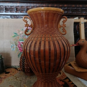 Exquise vase tressé par bambou à rameaux,fait 100% par mains.Doublure en faïence.Super décoration de la table.Souvenir de vie trditionnelle.