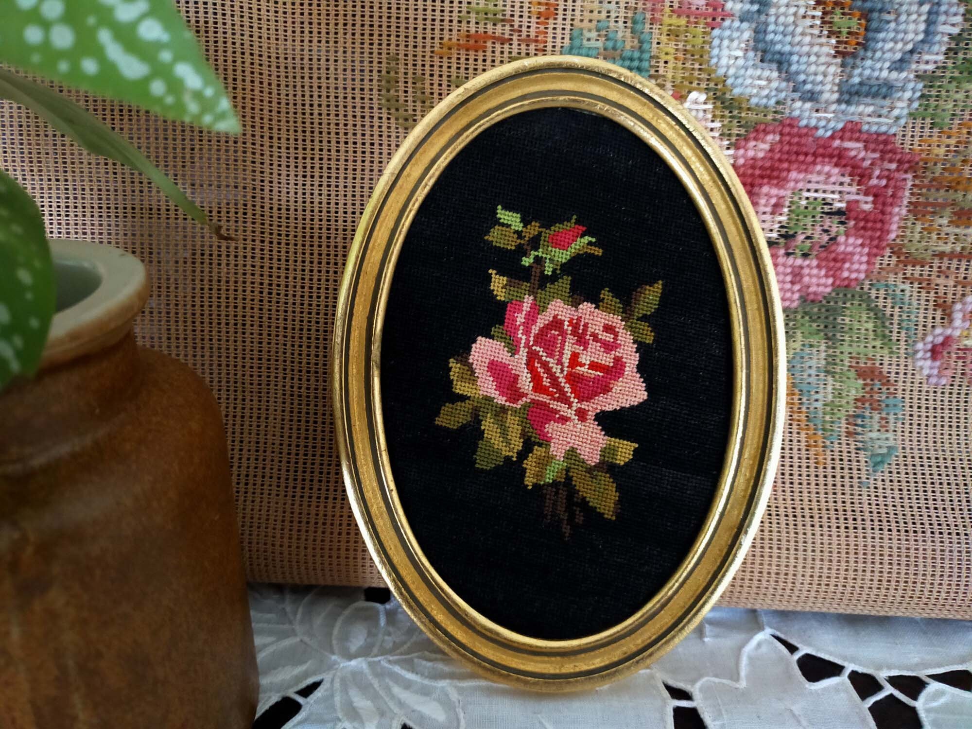 Tableau Ovale Au Point de Croix Très Fin.en Fil Coton.motif Floral.travail Exquis.vintage Des Années