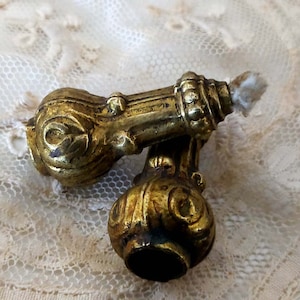 Vintage-Griff aus alten Möbeln, Bronzegriff. Louis XV-Stil. Lux-Möbel-Schubladengriff. Traditionelles Souvenir.