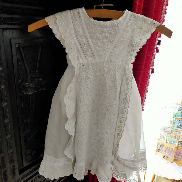 Super jolie robe princesse Française.Robe "merveille" pour petite fille en coton.Dentelle super fin brodé à la main.Souvenir traditionnel.