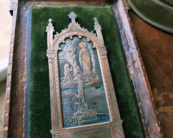 Old religious plaque, French souvenir. Religious object of the table, wall decoration, vintage religious of the late nineteenth century.