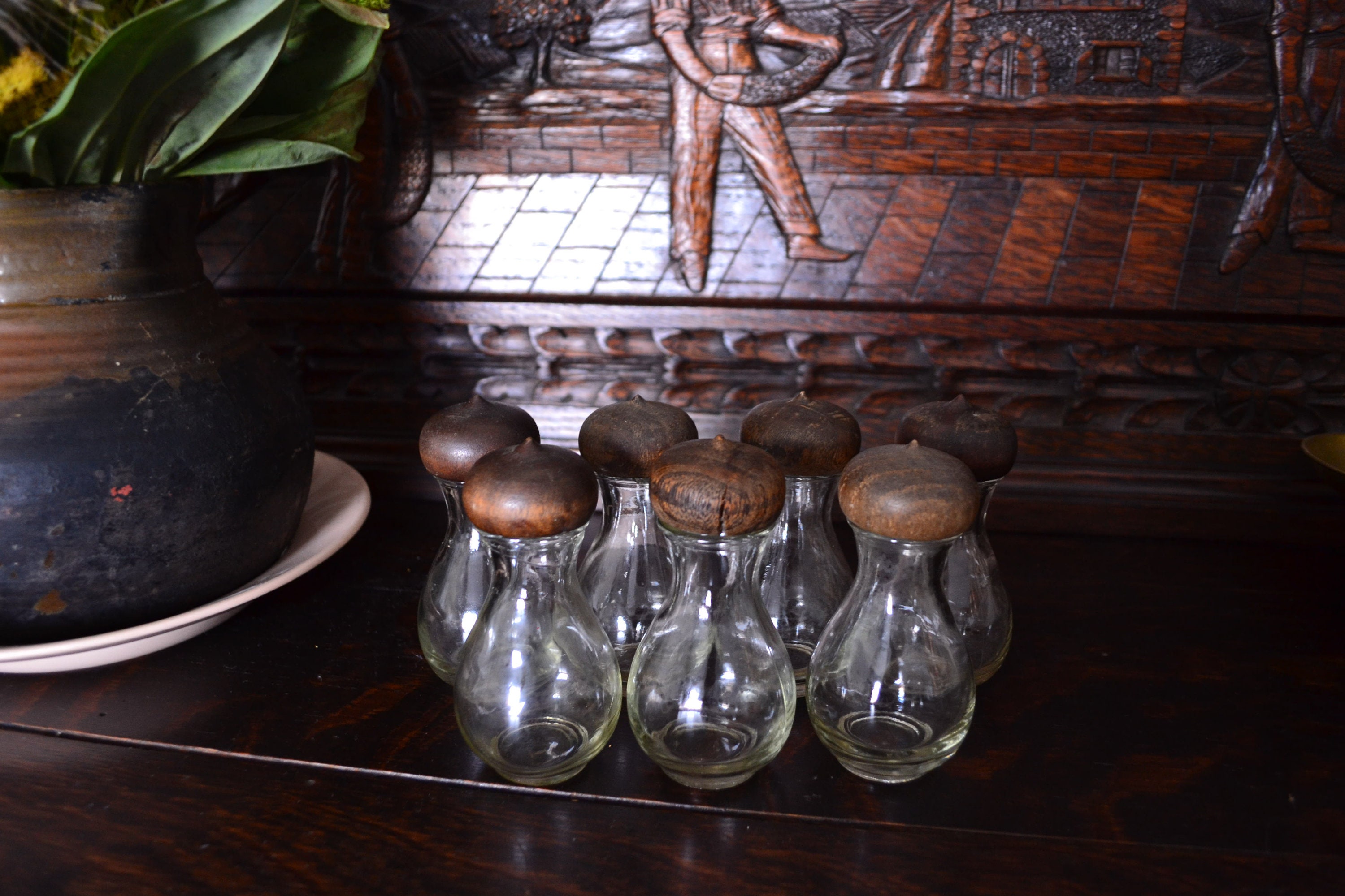 Antique Série de 7Pcs Flacon en Verre et Les Bouchons Originaux Bois. Réservoirs d'assaisonnement. B