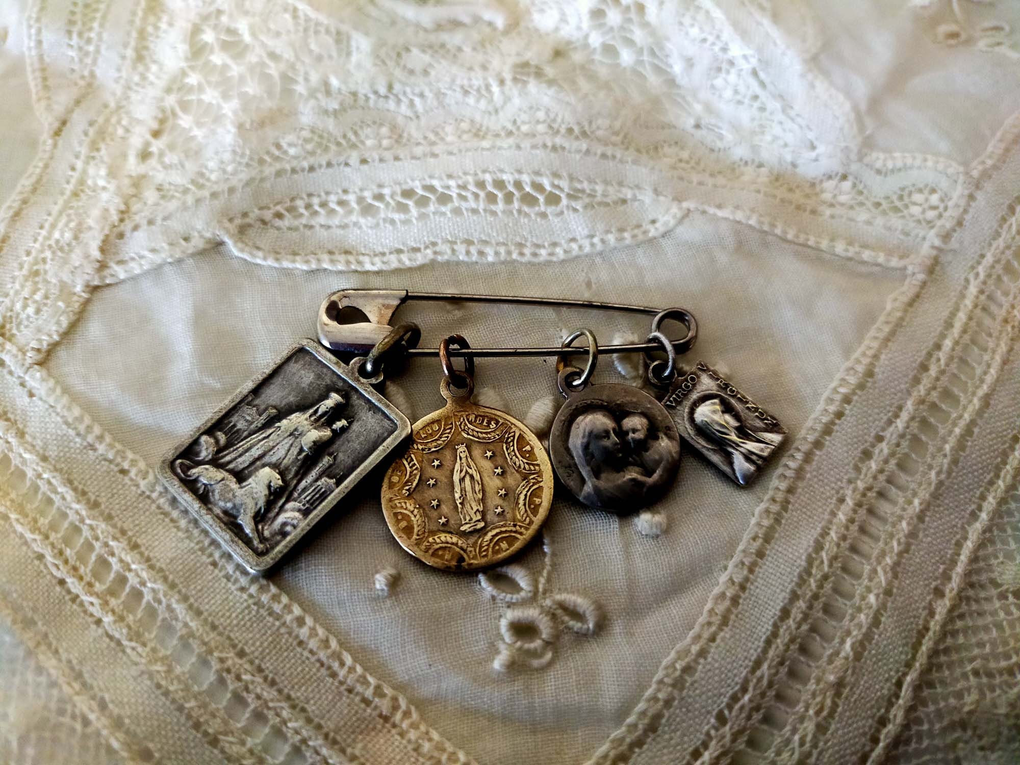 Ancienne Série Des 4Pcs Médailles Religieuses Françaises en Métal Datant de Xixe Siècle, Broche Reli