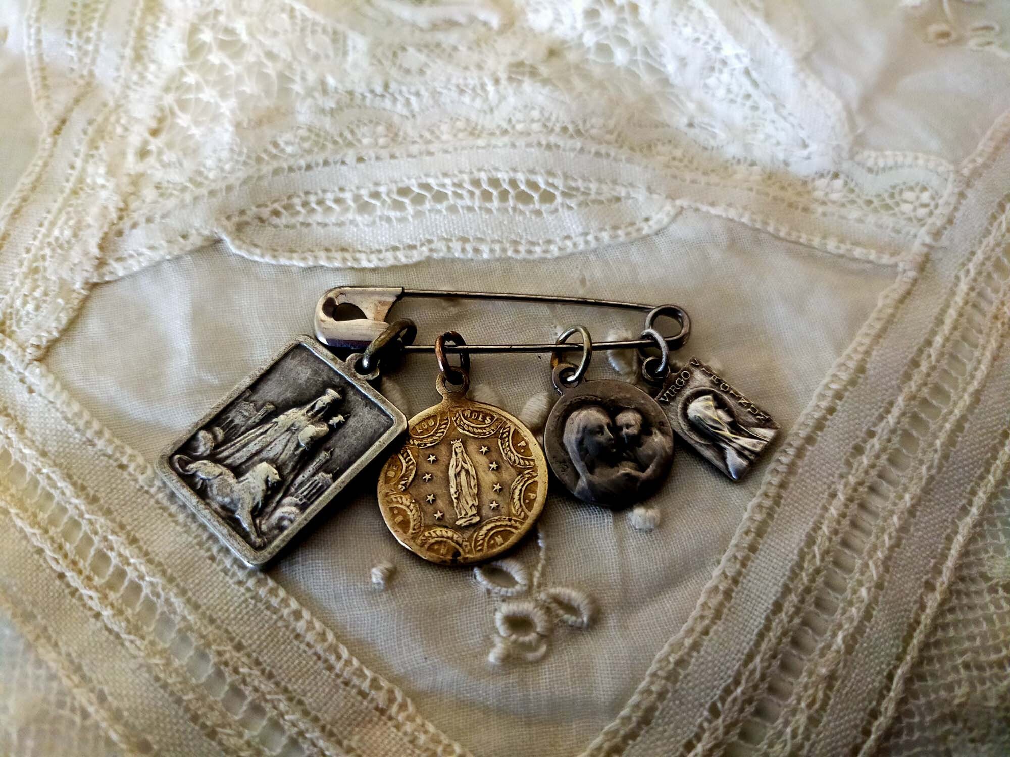 Ancienne Série Des 4Pcs Médailles Religieuses Françaises en Métal Datant de Xixe Siècle, Broche Reli