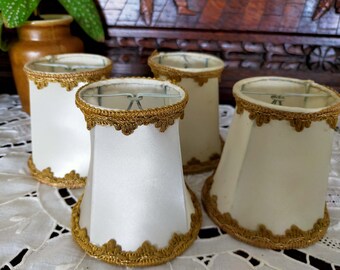 Vintage-Lampenschirme aus Seide, französischer Shabby-Chic-Stoff, Set mit 4 Lampenschirmen. Erinnerung an das traditionelle Leben.