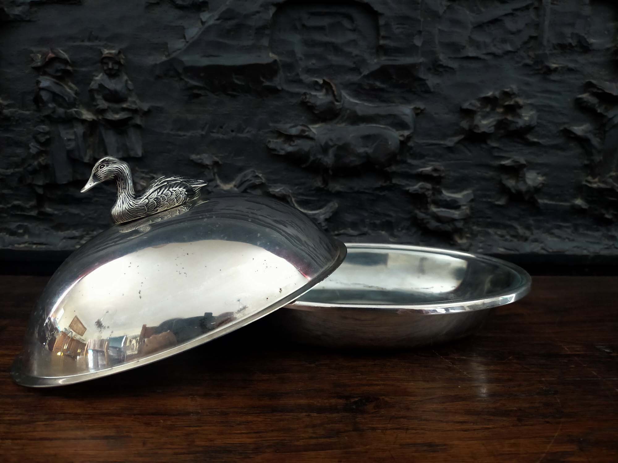 ANCELIN - Plat oblong en métal argenté, l'aile à bourrelet gravée des