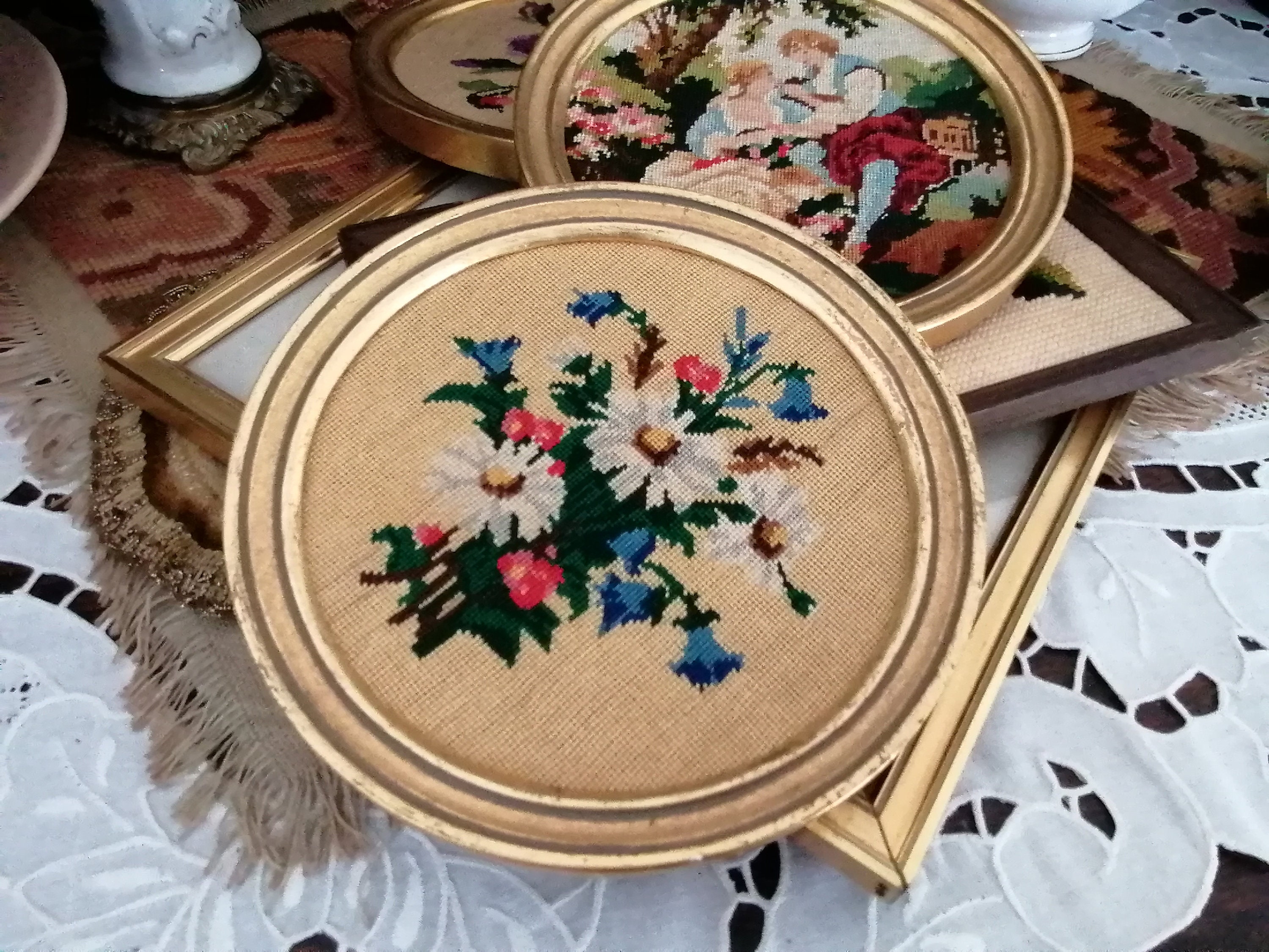 Tableau Rond Au Point de Croix Très Fin.en Fil Coton.travail Exquis.vintage Des Années 1970S.