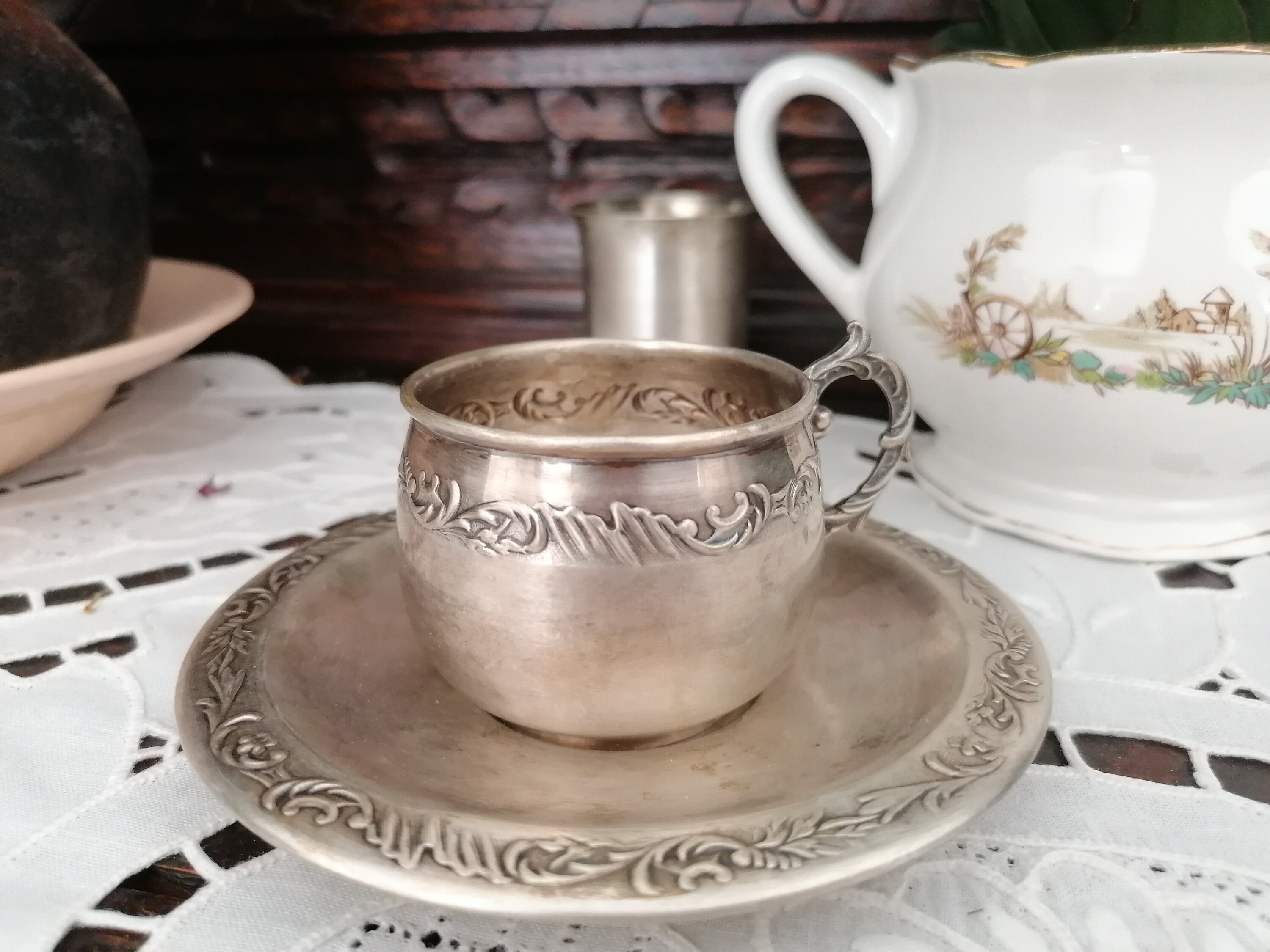 Ancienne Service Française Du Café ou Thé, Comprend Une Tasse et Soucoupe en Métal Blanc. Vintage De