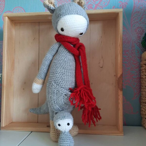 Lalylala Kira Kangourou avec bébé, kangourou avec bébé, amigurumi, doudou fait main, cadeau bébé, déco chambre d'enfant, poupée au crochet