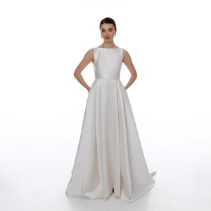 エレガントなサテンのウェディングドレス、シンプルなAラインのウェディングドレス、上品なウェディングドレス、控えめなウェディングドレス、ボールガウンドレスサブリナ